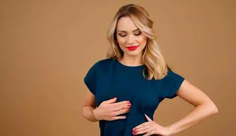 AI Video from prompt: Portrait view from waist up of a beautiful woman