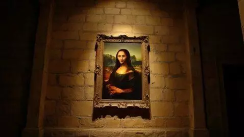 AI Video from prompt: Leonardo da Vinci's Mona lisa painting comes to 