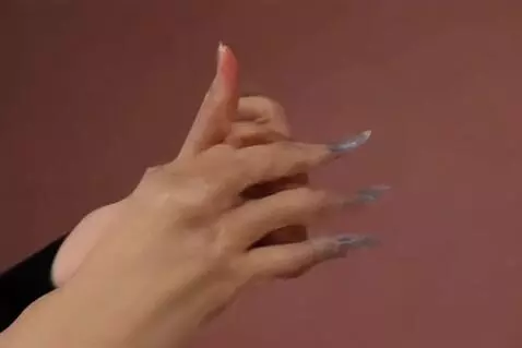 AI Video from prompt: Красивая изящная рука девушки без маникюра режет