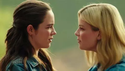 AI Video from prompt: A beautiful girl sees a blonde girl and they loo