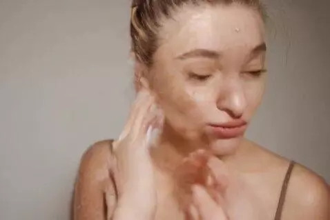 AI Video from prompt: Woman showimg her butt