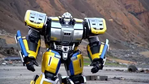 AI Video from prompt: Hulkbuster looks around