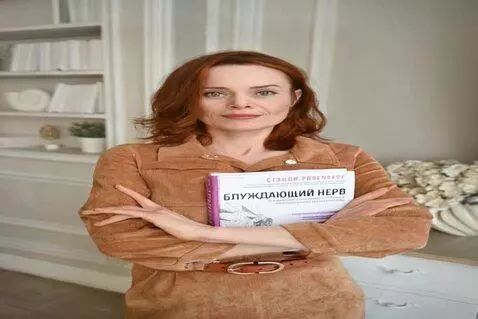 AI Video from prompt: Улыбается и улыбается.