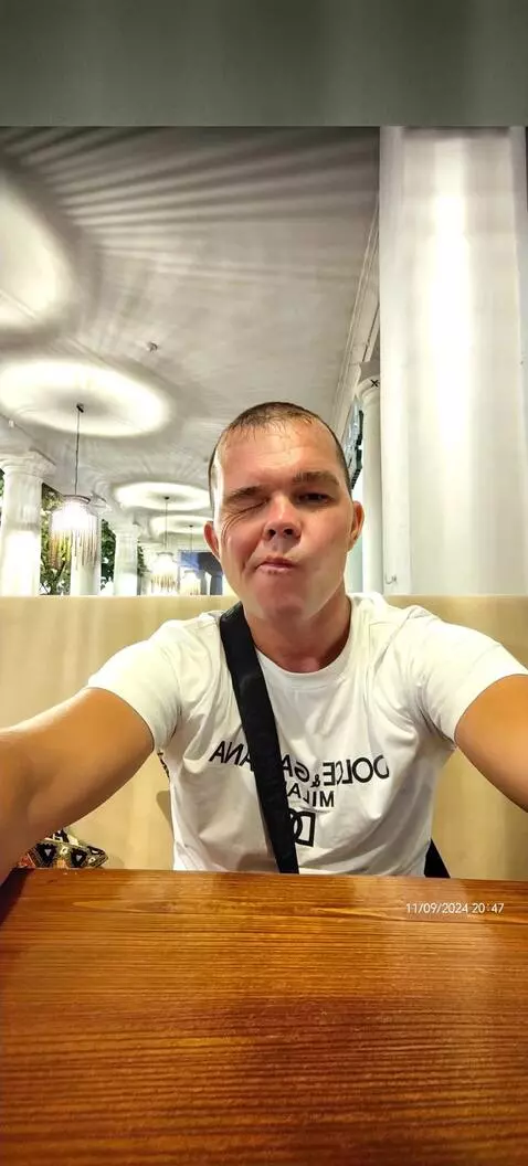 AI Video from prompt: Парень в кепке закатывает губу, затем подмигивае