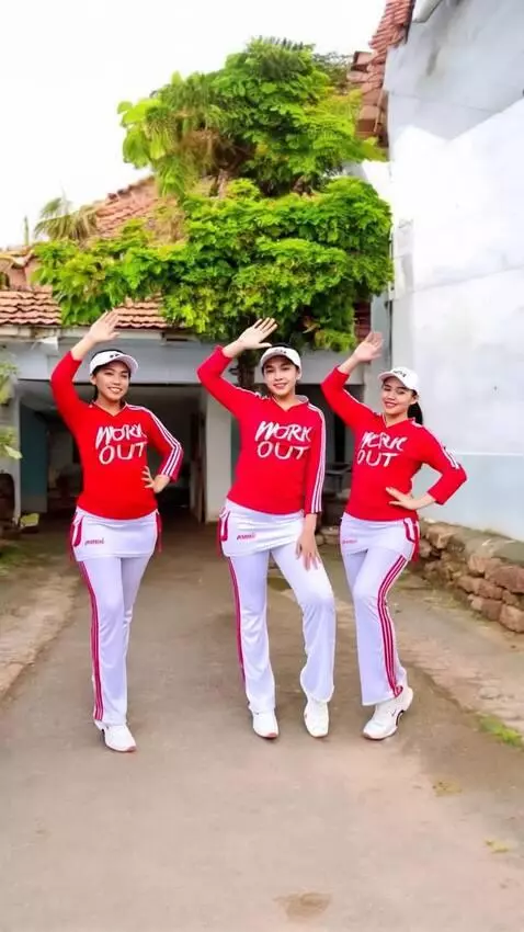 AI Video from prompt: Ke 3 model melakukan gerakan senam yang sama aga