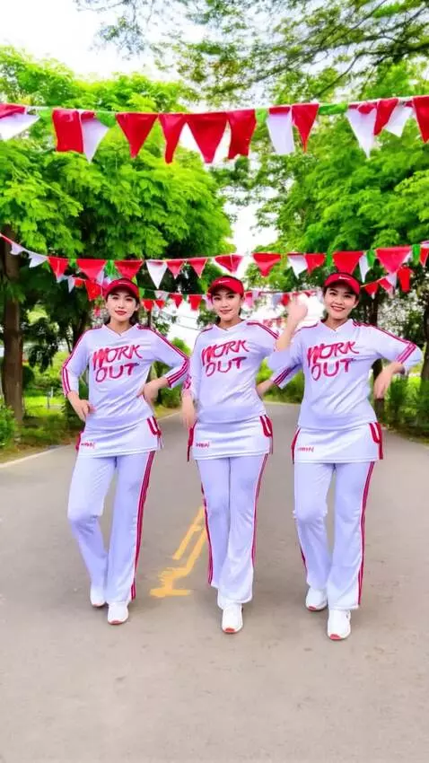 AI Video from prompt: Ke 3 model melakukan gerakan berpose cute ,ditut