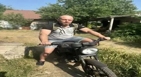 AI Video from prompt: Девушка рядом обнимает и целует