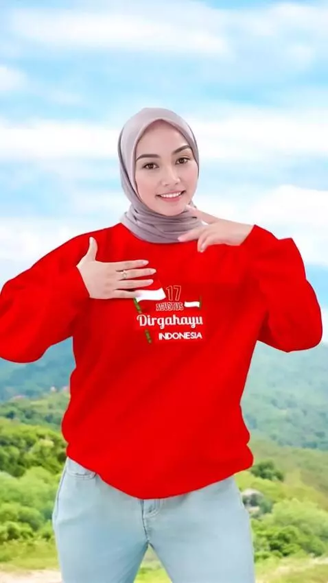 AI Video from prompt: Seorang wanita sedang mempromosikan kaos olahrag