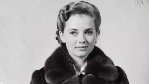 AI Video from prompt: A young European woman dressed in a long fur coa