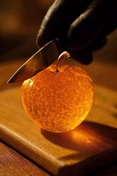 AI Video from prompt: Cortando la naranja y que suelte jugo asmr