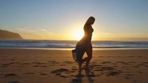 AI Video from prompt: Rising sun on the face of a damsel at the beach