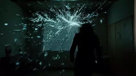 AI Video from prompt: «Тёмная комната, свет падает от старого проектор