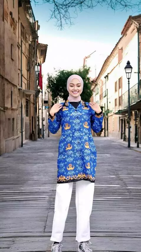 AI Video from prompt: The model moves naturally, smiling and using her