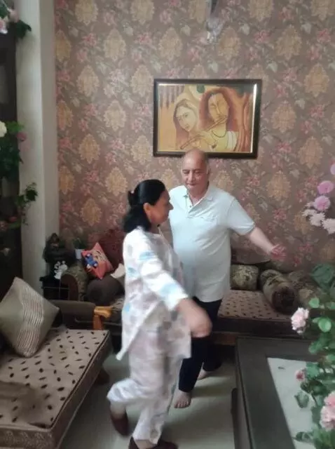 AI Video from prompt: dancing in rose garden
