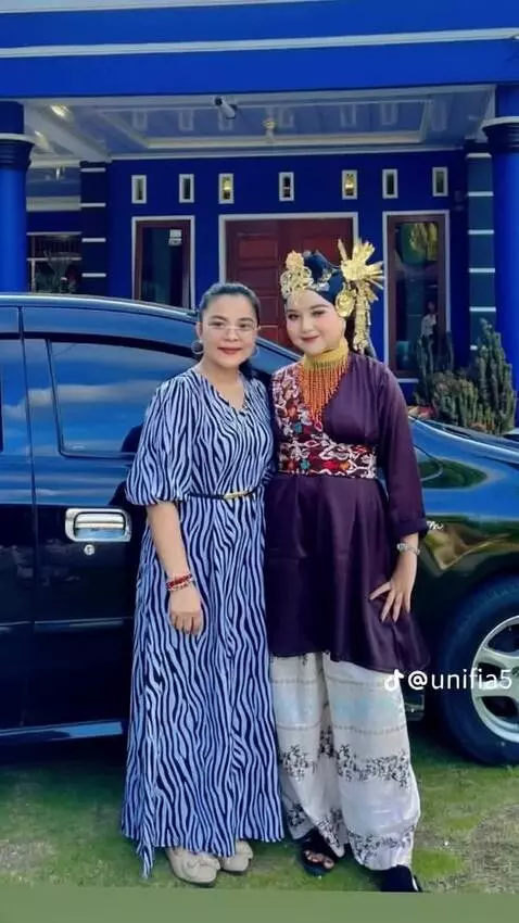 AI Video from prompt: Dua orang wanita berjoget