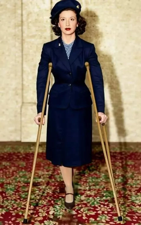 AI Video from prompt: A one-legged woman walks slowly toward the camer