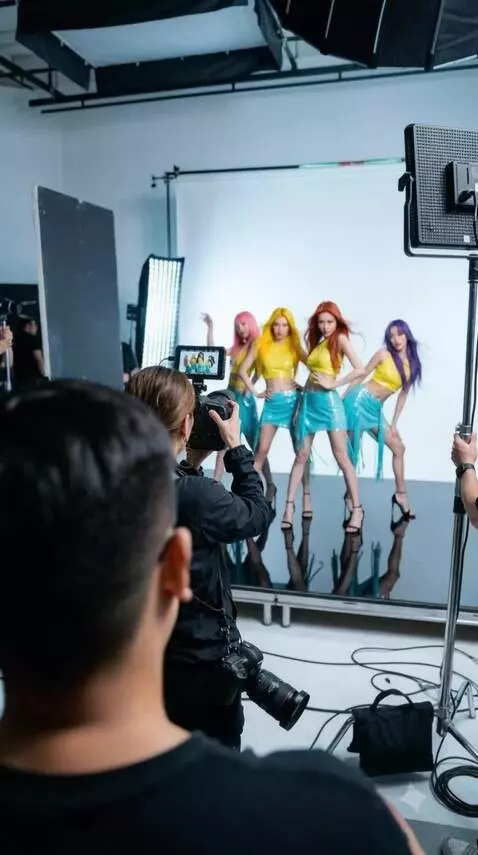 AI Video from prompt: Behind the scene: Female photography she picture
