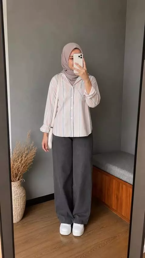 AI Video from prompt: Subtle mirror selfie movement, slight hand adjus