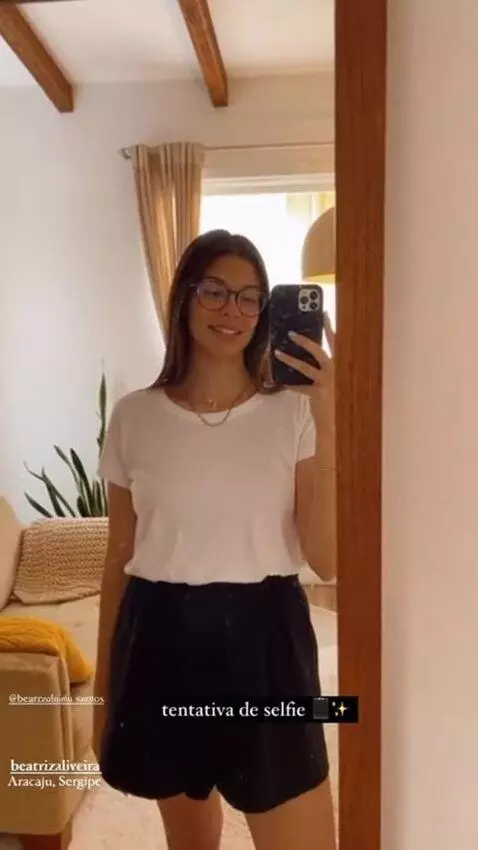 AI Video from prompt: A skinny 18 yo brazilian girl from Aracaju, whit