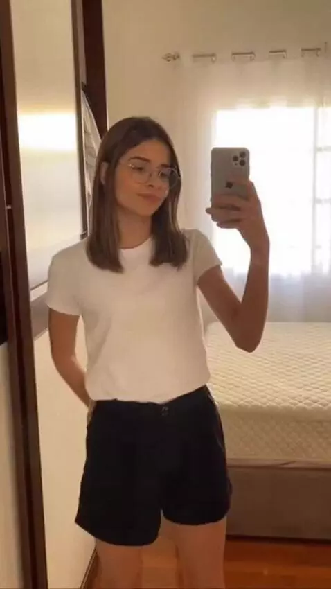 AI Video from prompt: A skinny 18 yo brazilian girl from Aracaju, whit