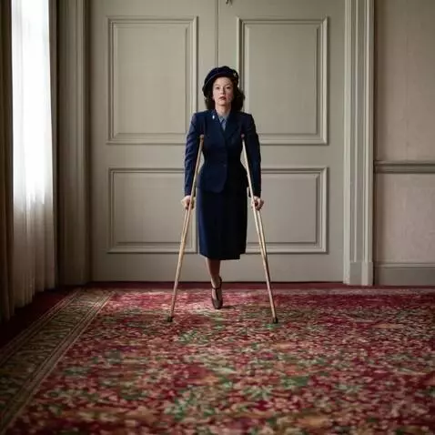 AI Video from prompt: A  woman with the left leg amputated up to the u