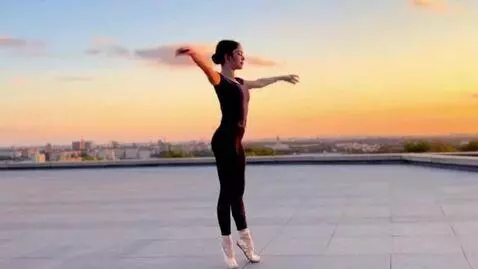 AI Video from prompt: Dance freely on the flat ground, dancing ballet.