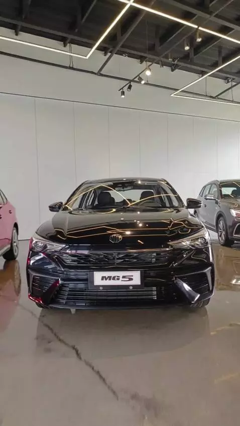 AI Video from prompt: MG5 Calle 🛣️