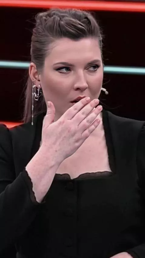 AI Video from prompt: The woman demonstrates the trick by placing her 