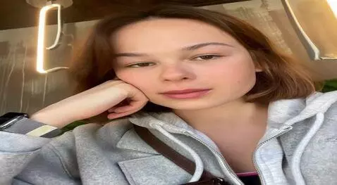 AI Video from prompt: girl gently sucking banana