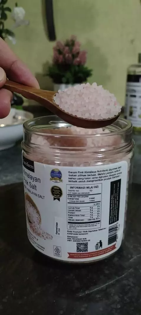 AI Video from prompt: A premium glass jar of Himalayan Pink Salt with 