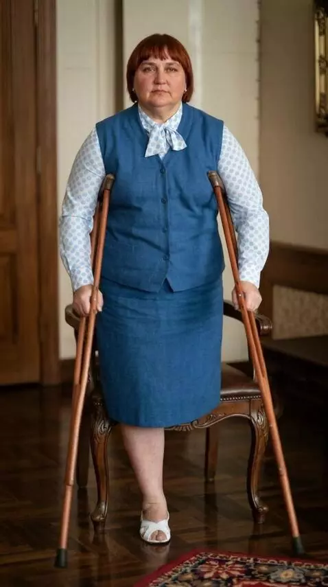 AI Video from prompt: A one-legged woman walks slowly toward the camer