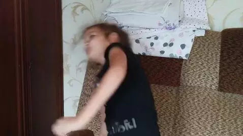 AI Video from prompt: She is wake-up and dance hiphop