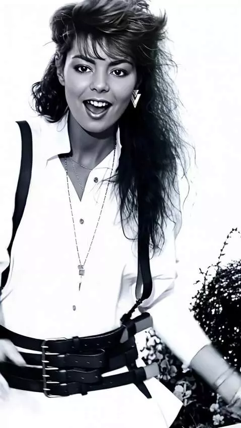 AI Video from prompt: The girl is singing and moving to techno music, 