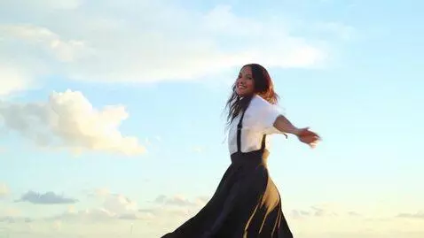 AI Video from prompt: The girl turns around to the music, and her dres