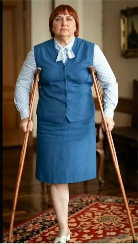 AI Video from prompt: A one-legged woman walks slowly toward the camer