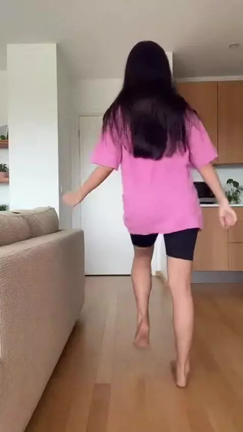 AI Video from prompt: A skinny brazilian girl, 16 yo, pink t-shirt tha