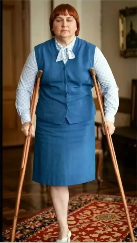 AI Video from prompt: A one-legged woman walks slowly toward the camer