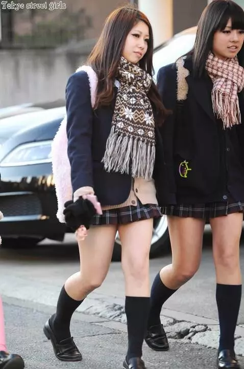 AI Video from prompt: Walking cutely, with a slightly erotic feel