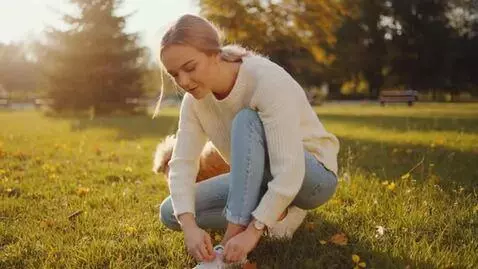 AI Video from prompt: blonde girl on her knees