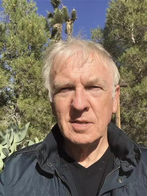 AI Video from prompt: the introducer introduces himself