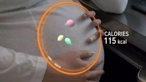 AI Video from prompt: Zobraz zvětšením proporcí dívky, zvláště v oblas