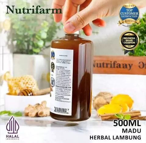 AI Video from prompt: A hand gently picks up a bottle of Nutrifarm Sto