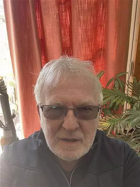 AI Video from prompt: the musician introduces himself