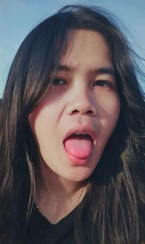 AI Video from prompt: Memainkan lidah