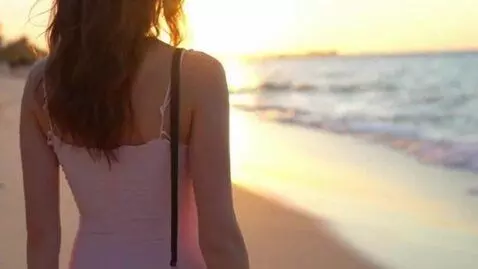 AI Video from prompt: She is facing a ocean