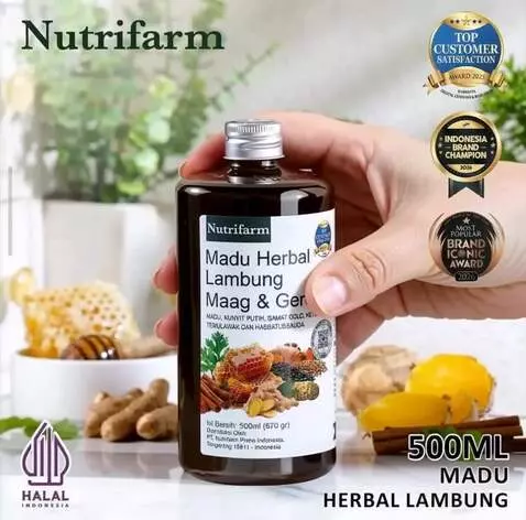 AI Video from prompt: Sebuah tangan dengan lembut mengambil sebotol ma