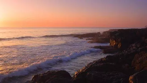 AI Video from prompt: A cinematic, photorealistic coastal scene at gol