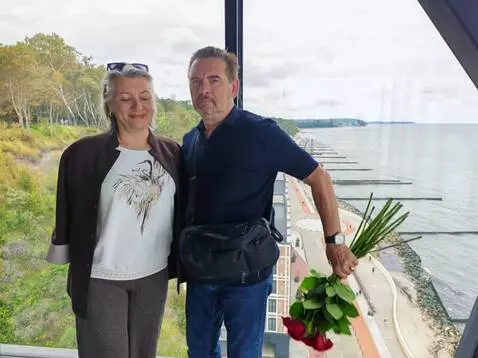 AI Video from prompt: The man takes out a bouquet of roses from behind