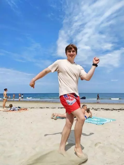 AI Video from prompt: the guy dances in the style of Michael Jackson. 