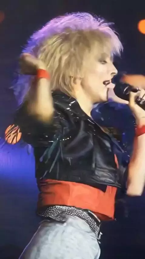 AI Video from prompt: The singer sings and does a pirouette around her